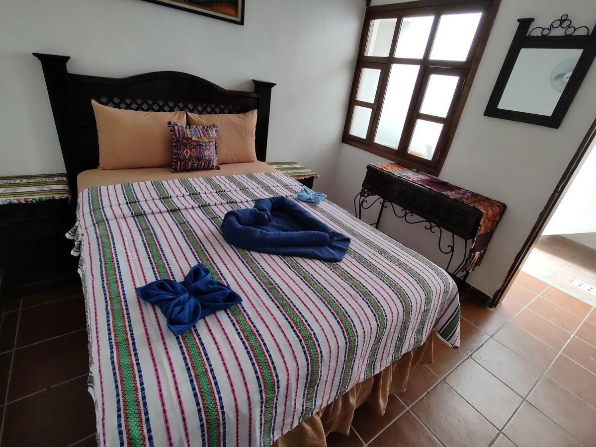 Francisco'S Rest House Hotel Antigua Extérieur photo