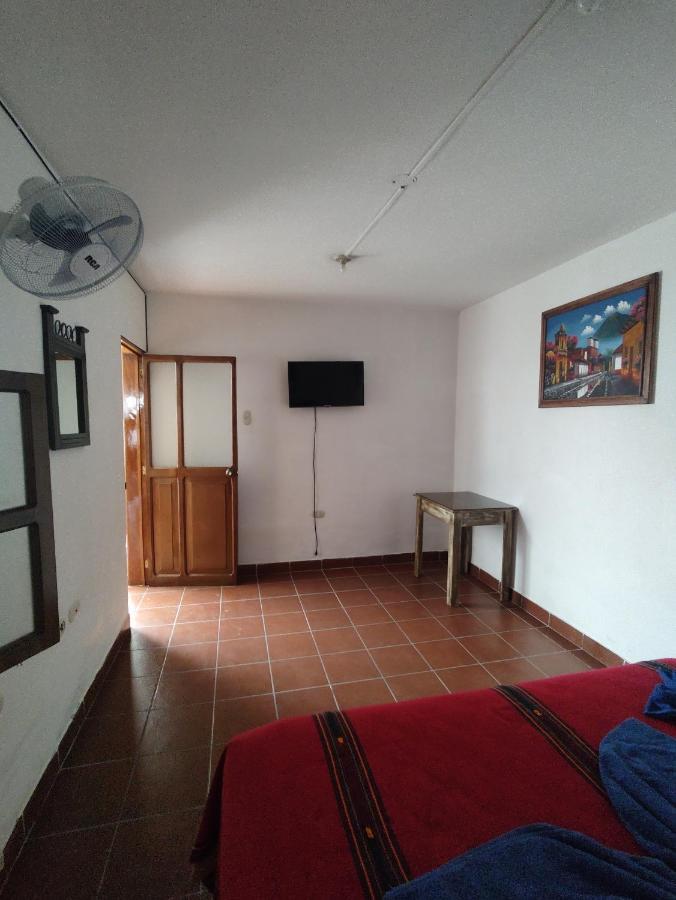 Francisco'S Rest House Hotel Antigua Extérieur photo