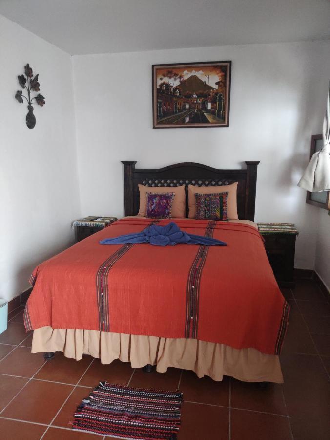 Francisco'S Rest House Hotel Antigua Extérieur photo