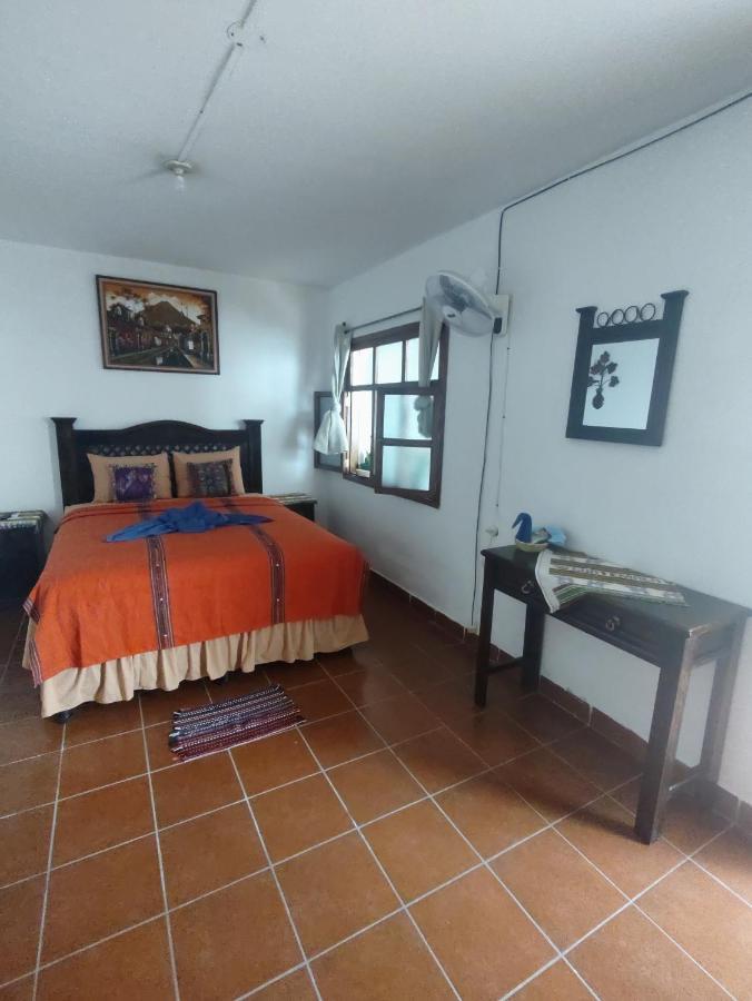 Francisco'S Rest House Hotel Antigua Extérieur photo