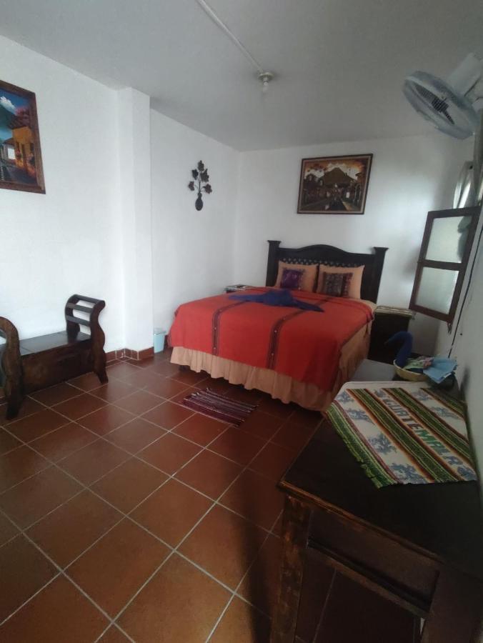 Francisco'S Rest House Hotel Antigua Extérieur photo