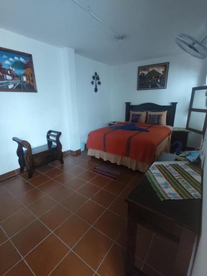 Francisco'S Rest House Hotel Antigua Extérieur photo