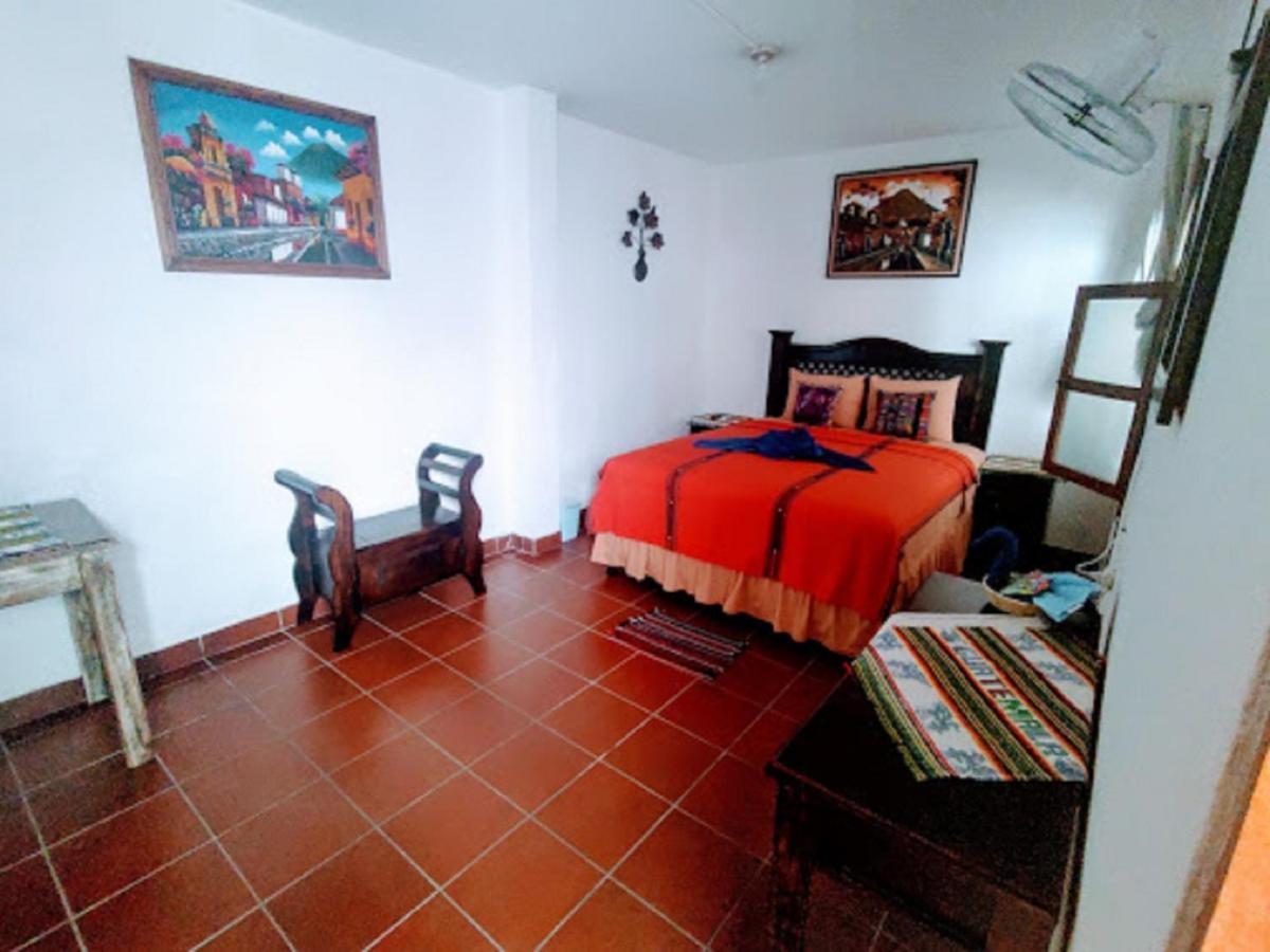 Francisco'S Rest House Hotel Antigua Extérieur photo