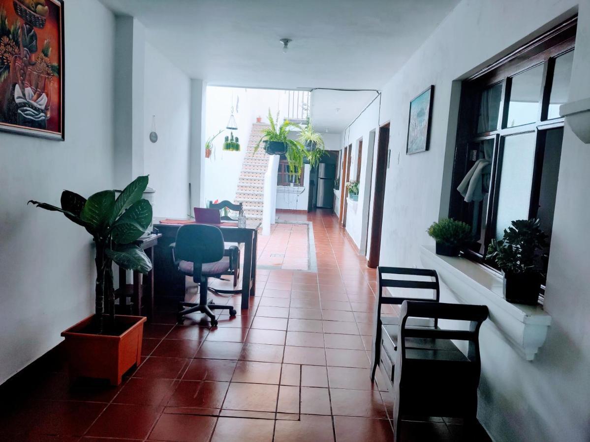 Francisco'S Rest House Hotel Antigua Extérieur photo