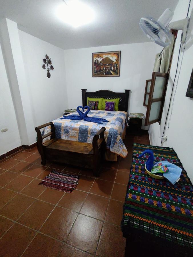 Francisco'S Rest House Hotel Antigua Extérieur photo