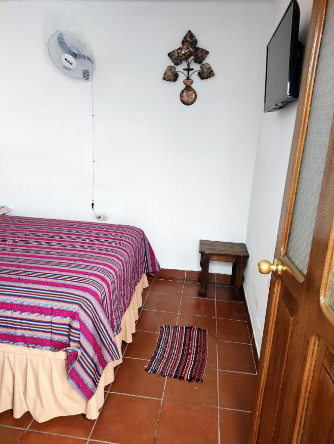 Francisco'S Rest House Hotel Antigua Extérieur photo