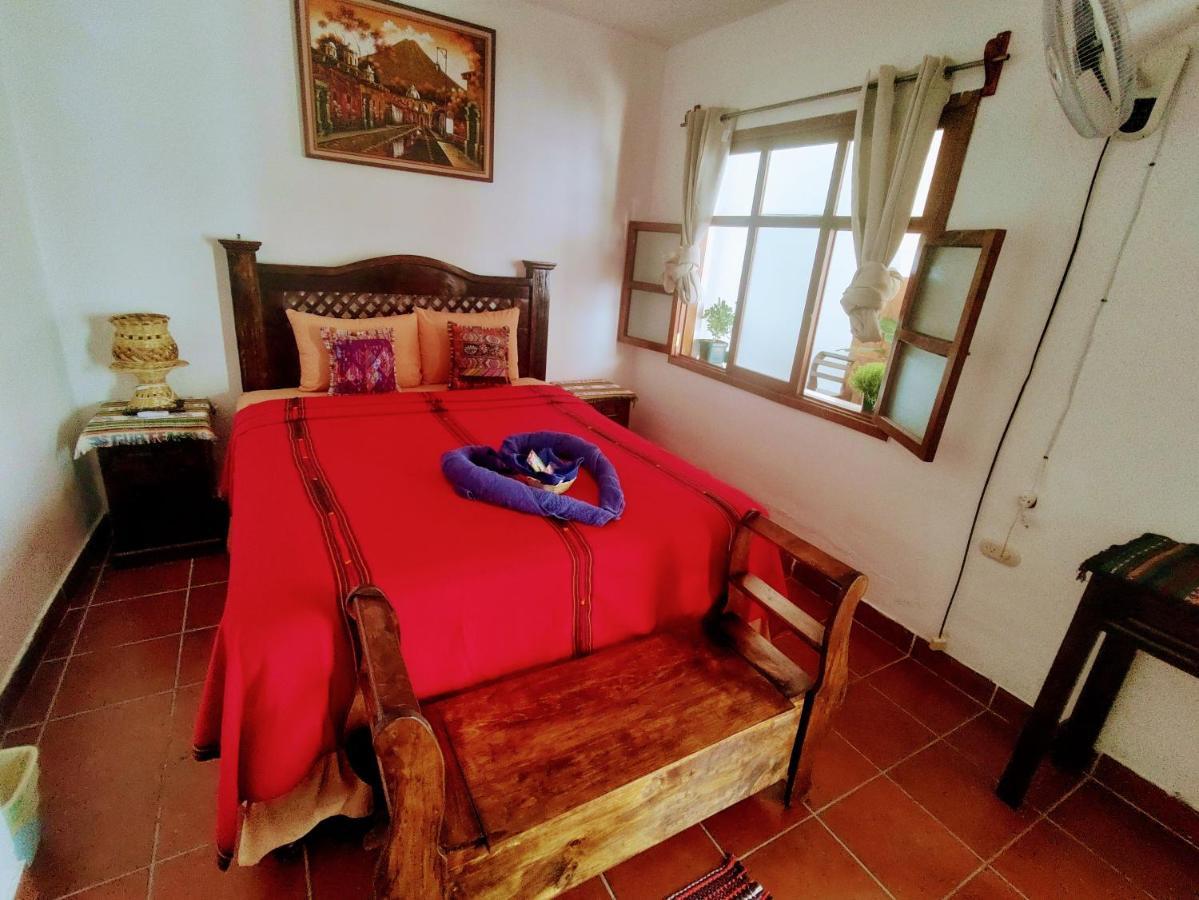 Francisco'S Rest House Hotel Antigua Extérieur photo