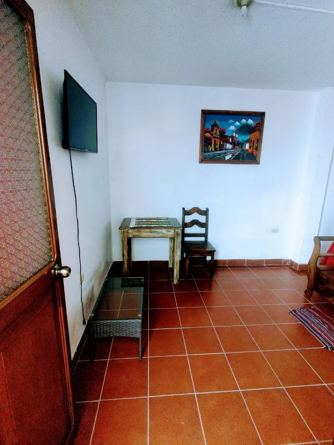 Francisco'S Rest House Hotel Antigua Extérieur photo
