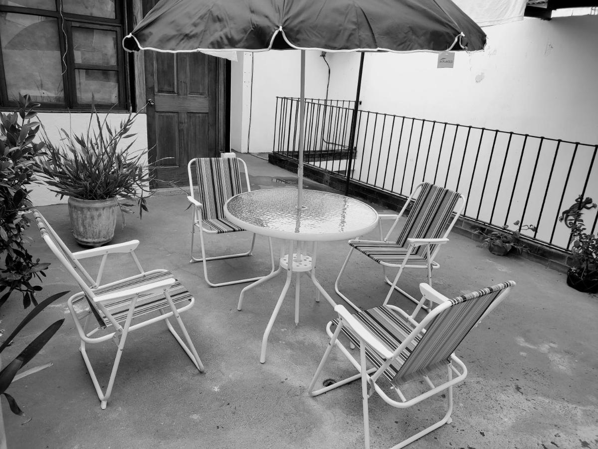 Francisco'S Rest House Hotel Antigua Extérieur photo