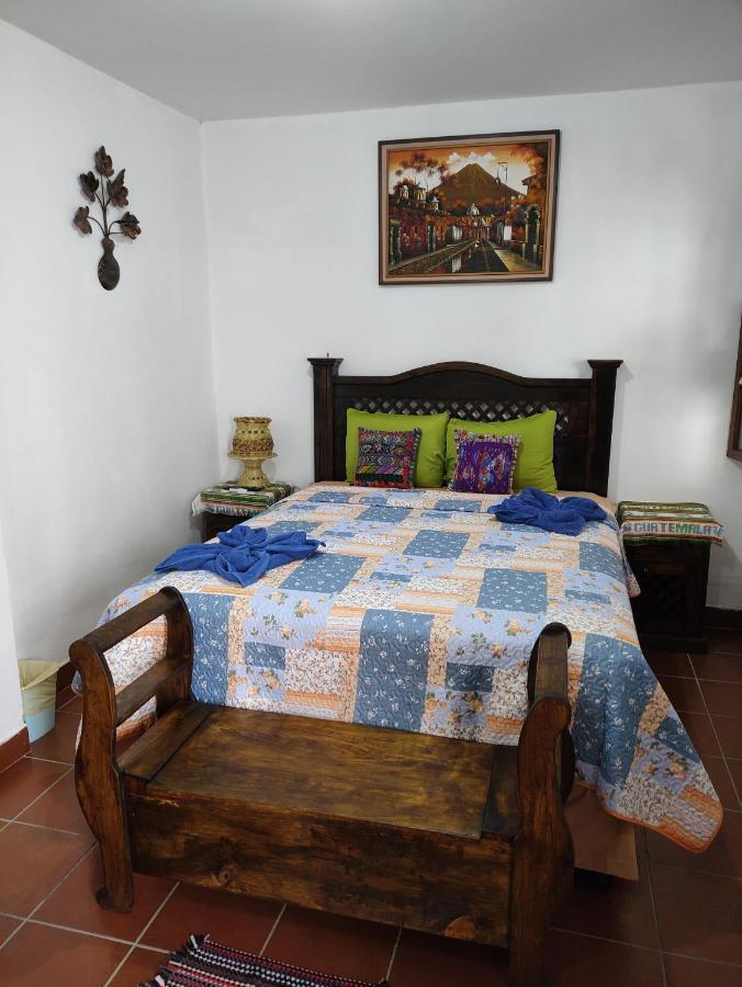 Francisco'S Rest House Hotel Antigua Extérieur photo