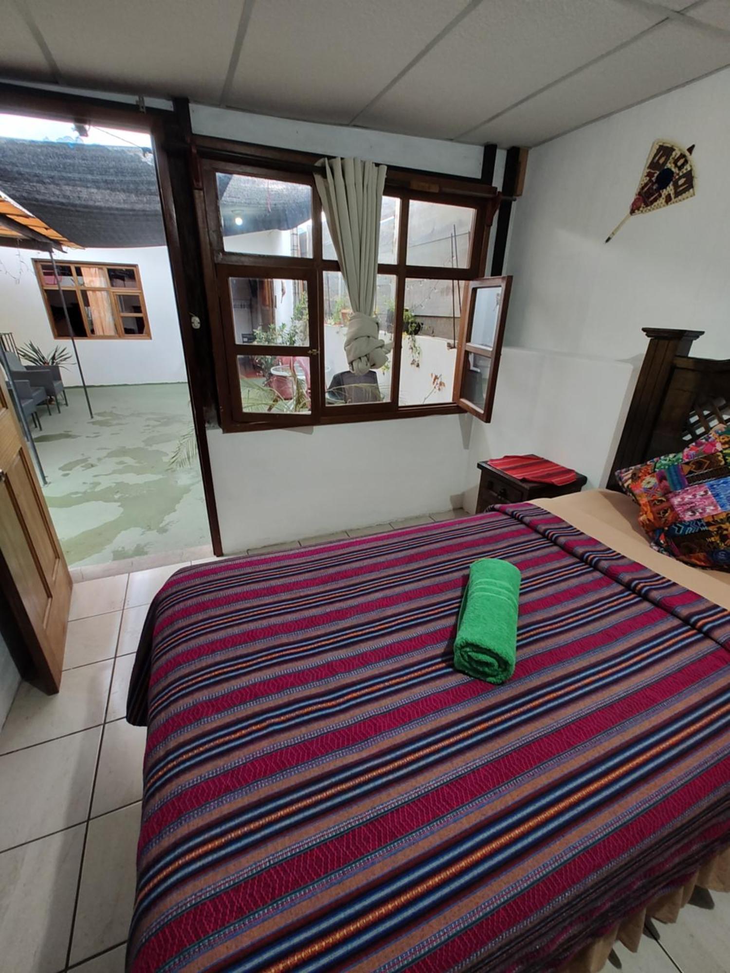 Francisco'S Rest House Hotel Antigua Extérieur photo